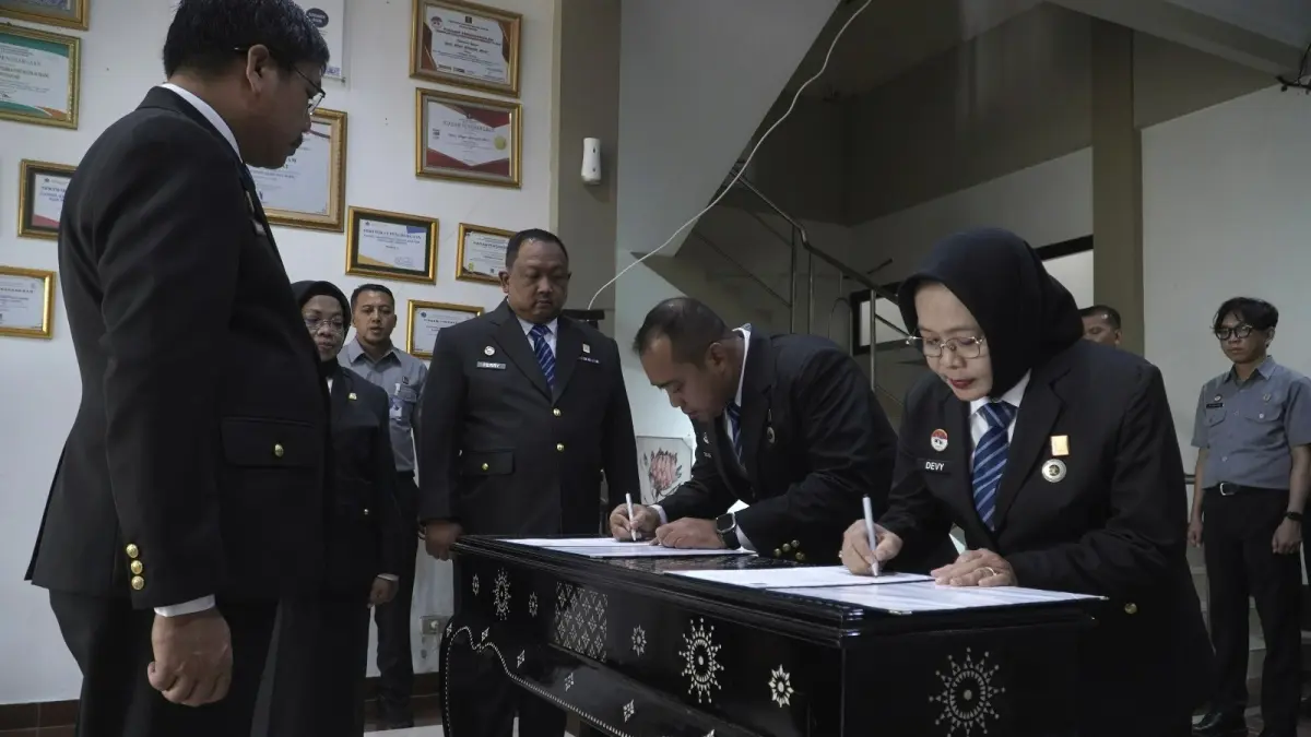 Kanwil Kemenkum Kalbar Lantik Dua Pejabat Fungsional Baru di Aula Kanwil Kemenkum Kalbar pada Selasa (11/8). (DOK KANWIL KEMEMENKUM KALBAR)