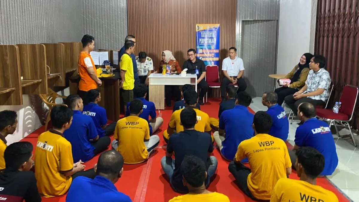 Kanwil Kemenkum Kalbar mendampingi warga binaan Lapas Pontianak dalam melindungi karya lewat kekayaan intelektual pada Kamis (13/8). (DOK KANWIL KEMENKUM KALBAR)