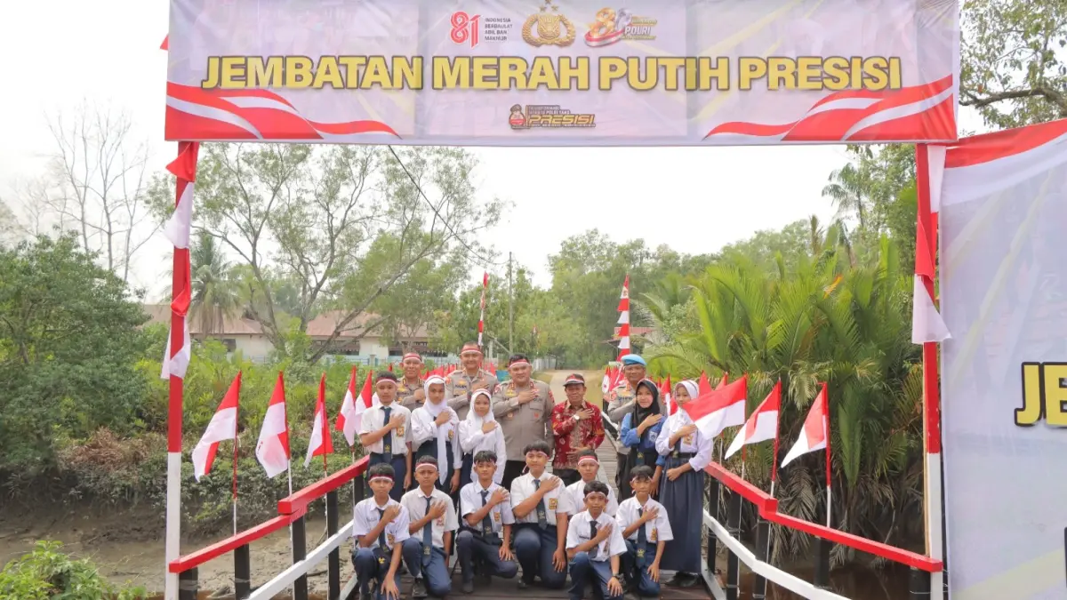 Kapolda Kalbar Irjen Pol Alberd Teddy Benhard Sianipar berfoto bersama para siswa di Jembatan Merah Putih Presisi Desa Tempurukan, Kecamatan Muara Pawan, Ketapang, Kamis (13/8/2026).