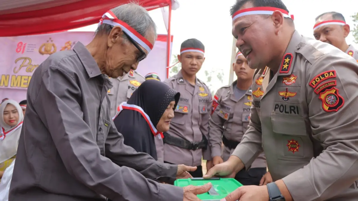 Kapolda Kalbar Irjen Pol Alberd Teddy Benhard Sianipar menyerahkan bantuan sembako kepada warga kurang mampu saat peresmian Jembatan Merah Putih Presisi di Desa Tempurukan, Kecamatan Muara Pawan, Ketapang, Kamis (13/8/2026).