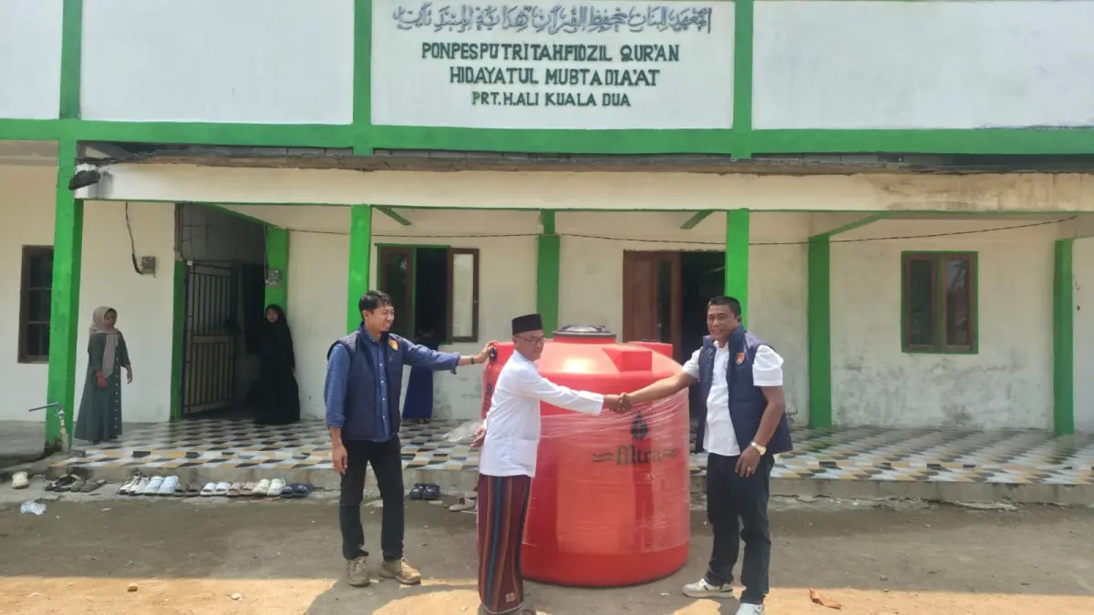 Kapolres Kubu Raya, AKBP Rensa Sastika Aktadivia Robinson menyalurkan bantuan tandon air kepada Pondok Pesantren Hidayat Mubtadia