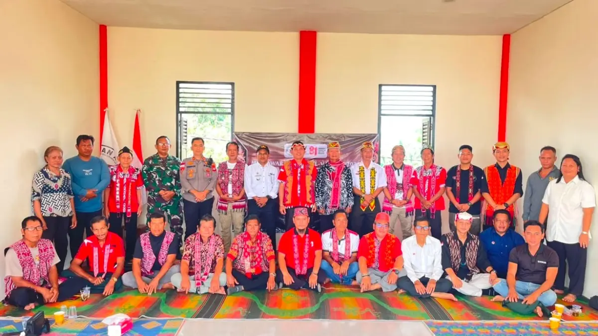 Kapolsek Mukok IPTU Firman Susanto bersama peserta sosialisasi penanganan Karhutla Tahun 2026 di Rumah Betang Roming Pangokng Macan Minae, Desa Tri Mulya, Kecamatan Mukok, Kabupaten Sanggau, Rabu (12/8). (ISTIMEWA)