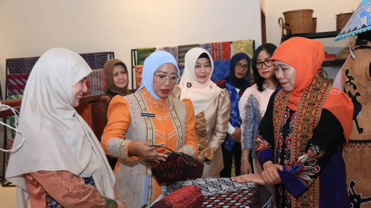 Ketua Dekranasda Kalbar Erlina Norsan, Wakil Ketua Dekranasda Kalbar Donata Dirasig Krisantus menemani Gubernur Jawa Timur Khofifah Indar Parawansa meninjau sejumlah produk kerajinan dan usaha mikro, kecil, dan menengah Kalbar. (Adpim Pemprov Kalbar)
