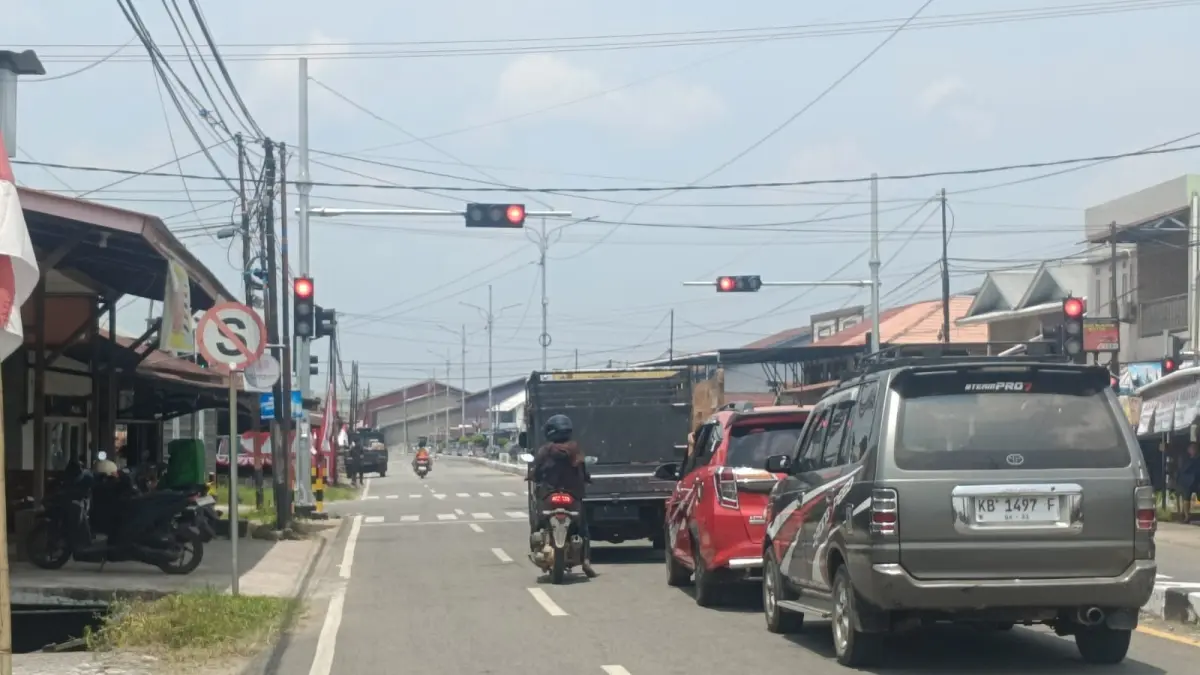 Kondisi cuaca di Kota Putussibau, kabut asap belum terlalu menganggu aktivitas masyarakat. (TAUFIK/PONTIANAK POST)