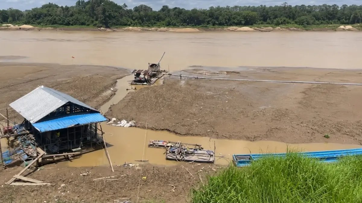 Kondisi debit air yang menurun di alur Sungai Melawi dan Sungai Kapuas berpotensi membahayakan aktivitas pelayaran.(RISKA / PONTIANAK POST )