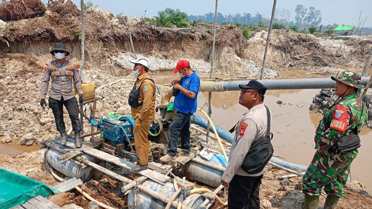 Muspika Kecamatan Boyan Tanjung saat melakukan penertiban aktivitas PETI di Dusun Tanjung Harapan, Desa Nanga Danau. (ISTIMEWA)