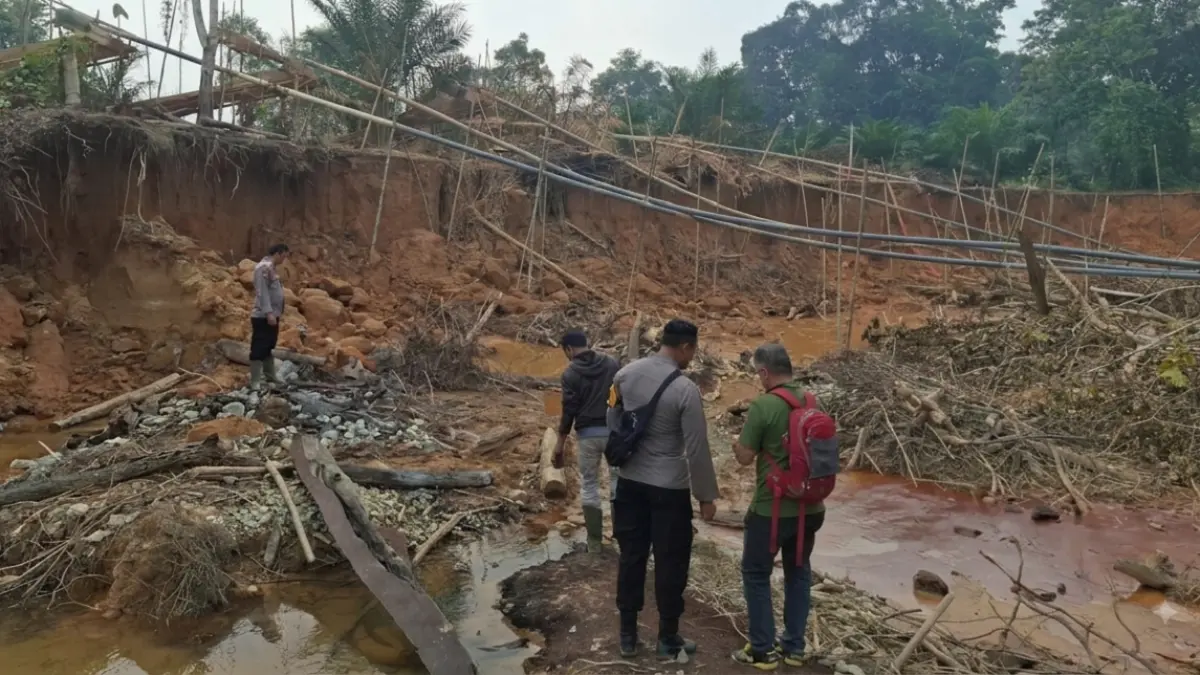 Personel Polsek Banyuke Hulu bersama warga mengecek lokasi terduga PETI di Desa tembawang Bale pada Selasa (11/8). (HUMAS POLRES LANDAK)