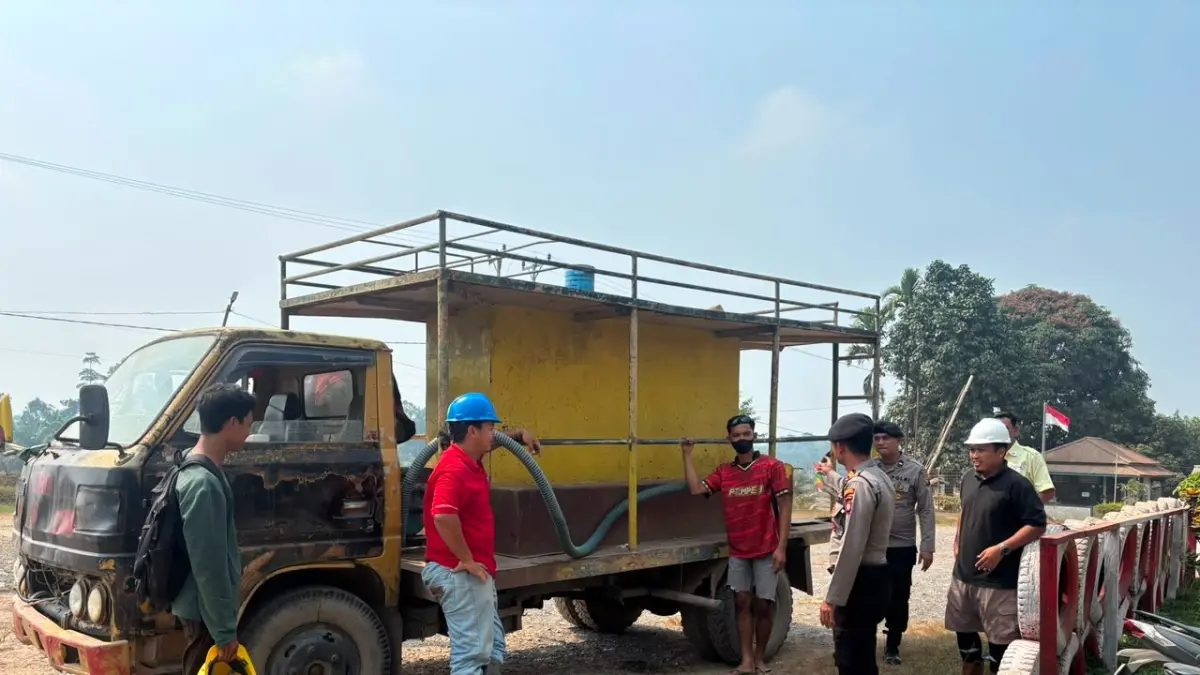 Personel Sat Samapta Polres Sekadau mengecek kesiapan sarana penanggulangan karhutla di salah satu perusahaan di Kecamatan Sekadau Hulu, Kabupaten Sekadau, Rabu (12/8/2026).