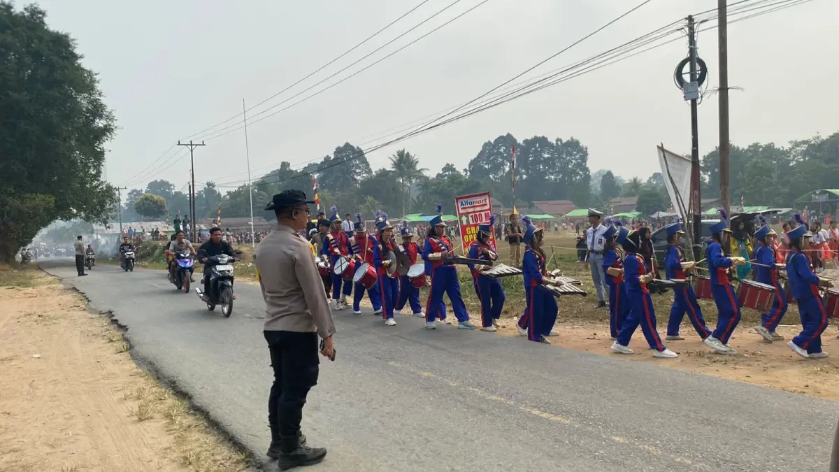 Peserta marching band memeriahkan jalan santai dan karnaval HUT Kemerdekaan RI ke-81 di Kecamatan Mempawah Hulu, Kabupaten Landak, Kamis (13/8/2026).