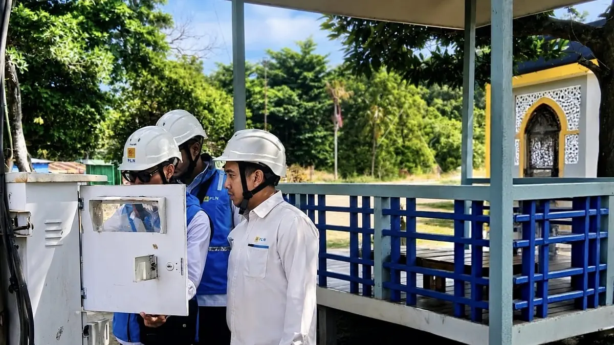 Petugas PLN melakukan pengecekan langsung pada instalasi dan Lemari Gardu kelistrikan di area pelaksanaan MTQ XXXIV Kalbar di Sukadana. (ISTIMEWA)