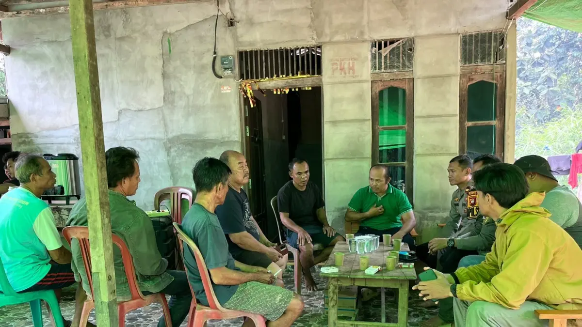 SAMBANGI KORBAN: Kapolsek Kuala Behe Iptu Handoko Warih dan sejumlah anggota menenangkan keluarga korban di Desa Angkanyar, Kamis (13/8).&nbsp; /