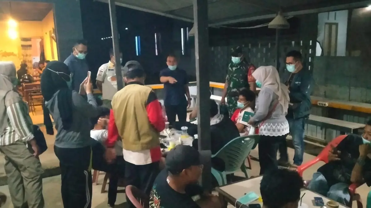 Satpol PP Kayong Utara bersama Forkopimcam, dan Puskesmas Teluk Batang menggelar patroli jam malam. 