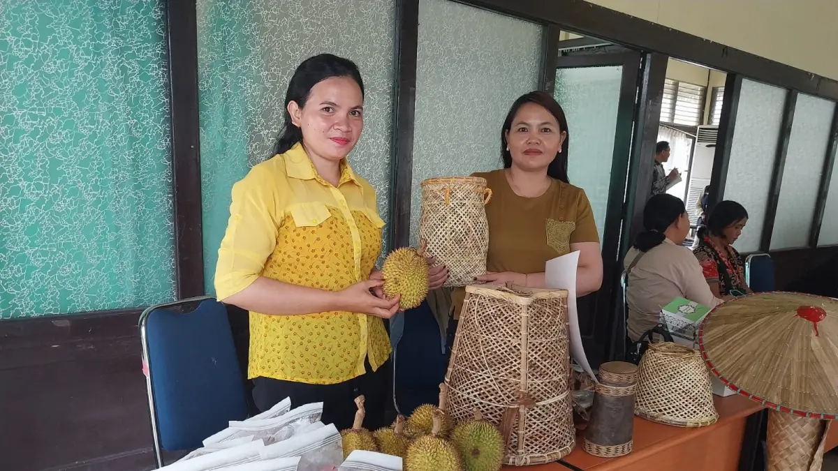 Sopia (Kiri) dan Heni menunjukkan beberapa produk hasil hutan yang dikelola oleh Desa Mondi, Kabupaten Sekadau. (ISTIMEWA)