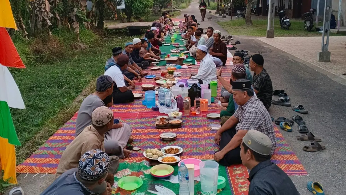 Suasana kebersamaan Robo-Robo di Gang Reformasi Sungai Pinyuh.