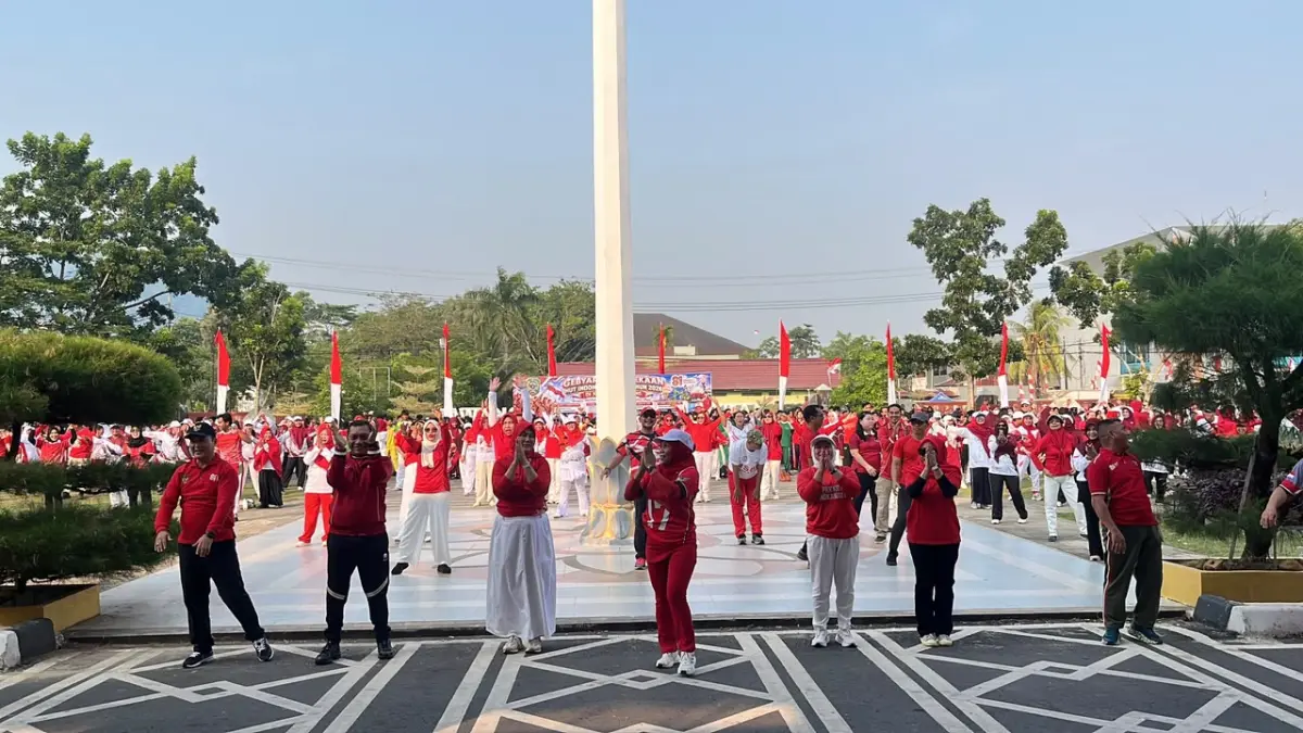 Suasana senam bersama memeriahkan Gebyar HUT ke-81 RI di Kota Singkawang, Rabu (12/8).