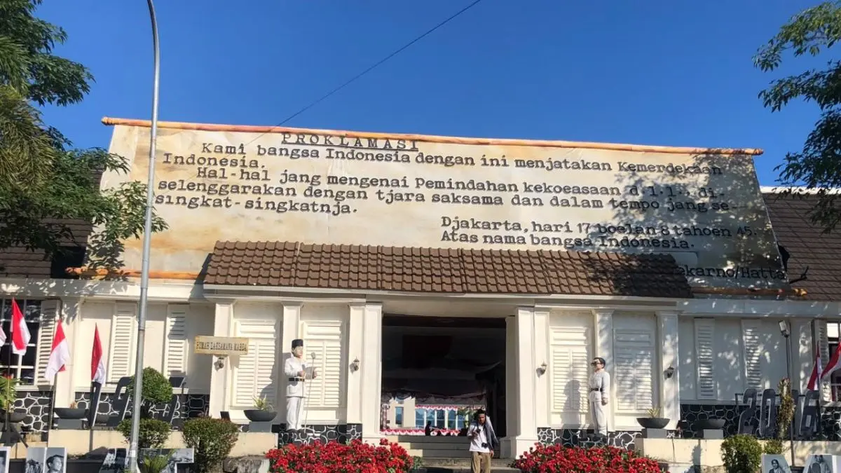 Tampak replika rumah Laksamana Maeda di Lapangan Merdeka Ambon, Selasa (11/8/2026). Rumah Laksamana Maeda jadi tempat perumusan naskah teks proklamasi kemerdekaan RI. (DOK ANTARA)  
