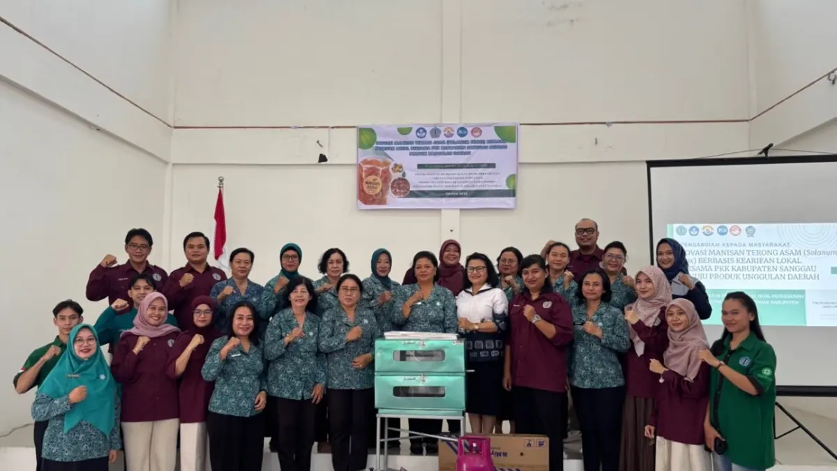 Tim PKM POLNEP PSDKU Kabupaten Sanggau bersama PKK Kabupaten Sanggau berfoto bersama usai kegiatan inovasi pengolahan terong asam (Solanum ferox) menjadi manisan, Rabu (12/8/2026).