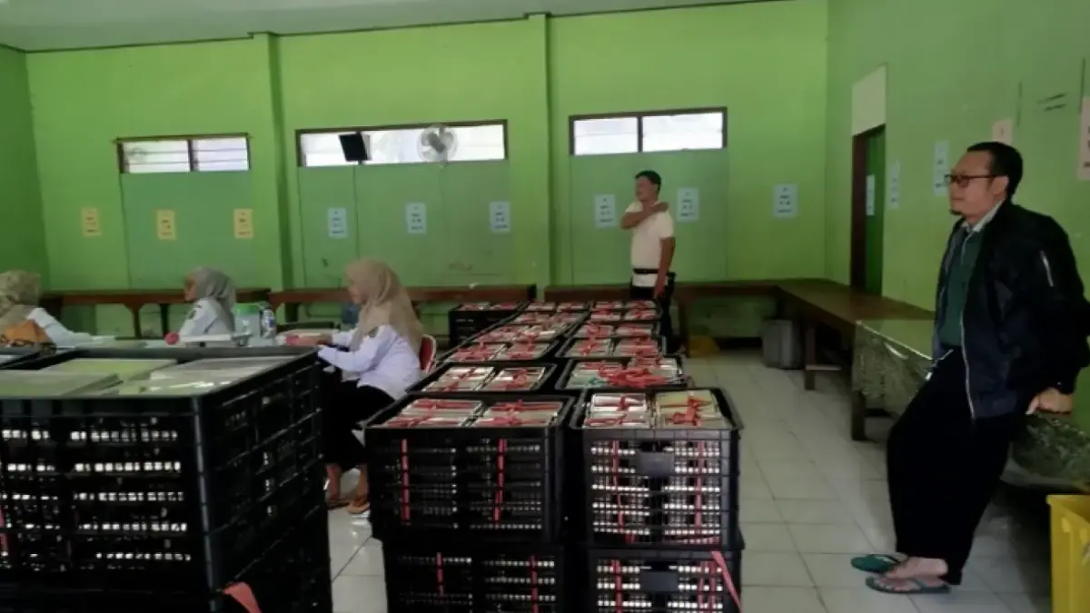 Tumpukan menu Makan Bergizi Gratis (MBG) yang akan dibagikan kepada siswa dan guru SMPN 1 Trenggalek, Rabu (12/8). (ZAKI JAZAI/RADAR TRENGGALEK)