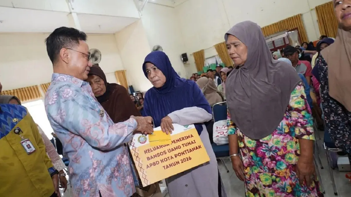 Wali Kota Pontianak Edi Rusdi Kamtono menyerahkan bansos tunai secara simbolis di Aula Kantor Camat Pontianak Timur, Kamis (13/8/2026). (Pemkot Pontianak)