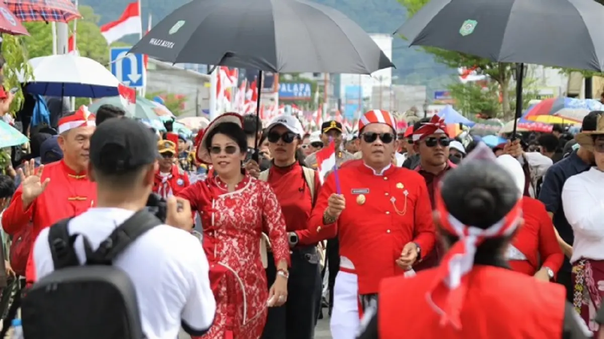 Wali Kota Singkawang Tjhai Chui Mie dan wakilnya Muhammadin dalam karnaval beberapa waktu lalu. (Dok MC)