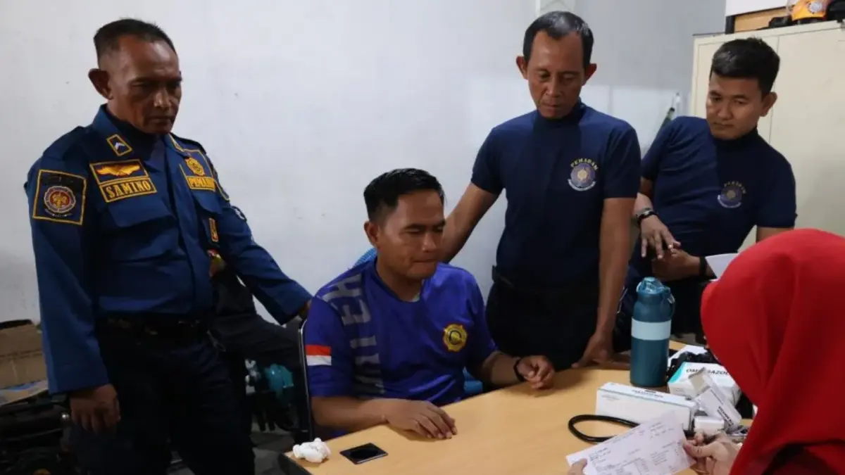 Personel Pemadam Kebakaran (Damkar) BPBD Kabupaten Kubu Raya mengikuti skrining kesehatan dan konsultasi medis di Kantor BPBD Kubu Raya, Kalimantan Barat, Jumat (14/8/2026). Kegiatan yang bekerja sama dengan tenaga kesehatan (nakes) Puskesmas Sungai Durian ini bertujuan untuk mendeteksi dini risiko Penyakit Tidak Menular (PTM) serta menjaga kebugaran fisik para petugas lapangan. (Foto: ANTARA/Jessica Helena Wuysang)
