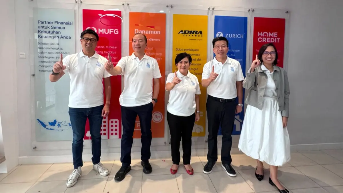 Jajaran manajemen Zurich Asuransi Indonesia, Bank Danamon, Adira Finance, dan Home Credit Indonesia berfoto bersama saat peresmian wajah baru Kantor Cabang Zurich di Pontianak. Kantor cabang ini diperbarui untuk mempermudah akses warga Kalimantan Barat terhadap proteksi berkualitas.