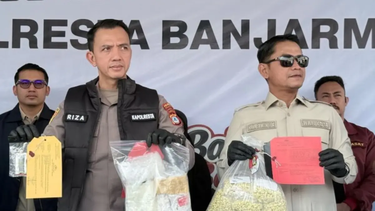 Kapolresta Banjarmasin Kombes Pol Riza Muttaqin (kedua kiri) memegang barang bukti di sebelah kiri berupa vape berisi cairan narkotika jenis etomidate dalam rilis pers pengungkapan sejumlah kasus di Mapolresta Banjarmasin, Kalimantan Selatan, Kamis (13/8). (ANTARA/Tumpal Andani Aritonang)