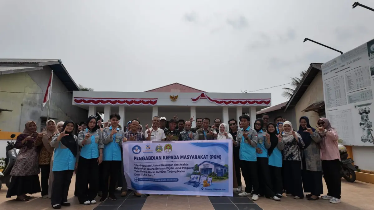 Tim Pengabdian kepada Masyarakat (PKM) Program Studi Manajemen Agribisnis Politeknik Negeri Ketapang (Politap) bersama Kepala Desa Suka baru dan Pengurus BUMDes Tanjung Matan, Desa Suka Baru, Kabupaten Ketapang pada kegiatanliterasi keuangan dan analisis kelayakan usaha berbasis digital, Kamis (13/8/2026).
