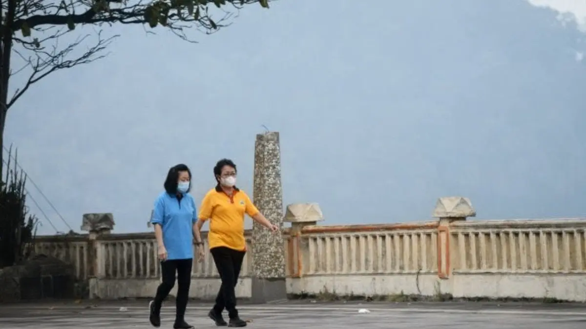 Arsip Foto - Warga memakai masker saat kabut asap menyelimuti Kota Padang, Sumatera Barat. (ANTARA FOTO/Iggoy el Fitra)