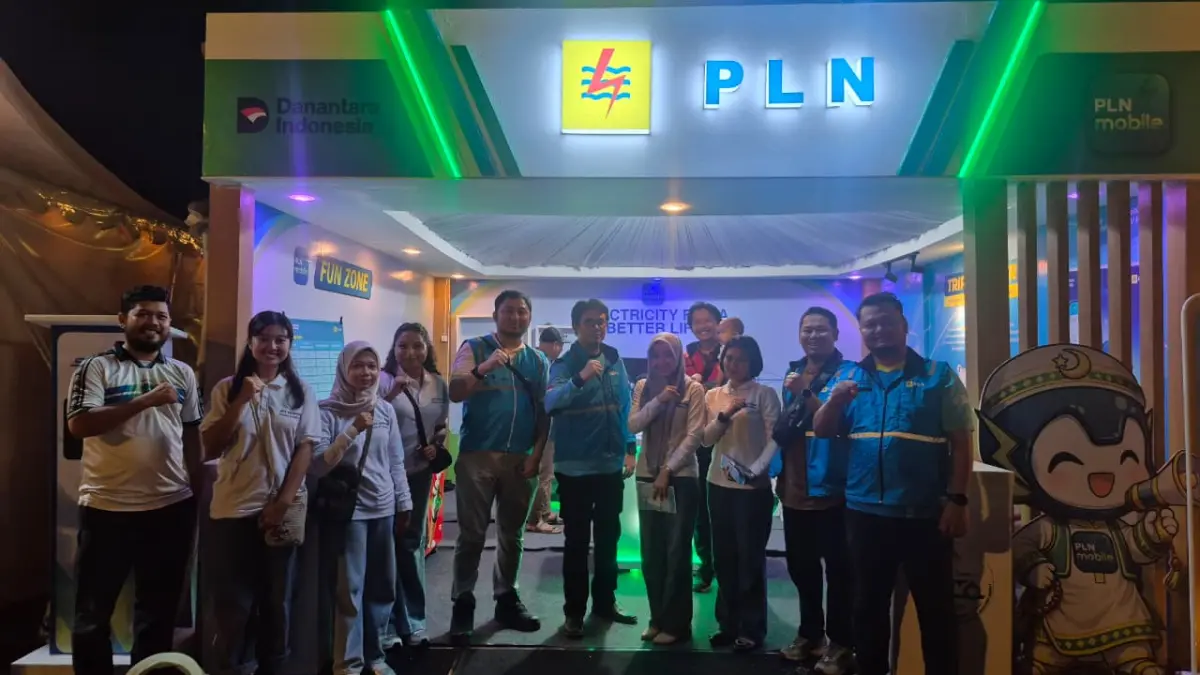 Foto bersama petugas PLN di Booth Pelayanan PLN yang hadir di kawasan Pantai Pulau Datok, Sukadana, Kabupaten Kayong Utara, pada penyelenggaraan MTQ XXXIV Tingkat Provinsi Kalimantan Barat.
