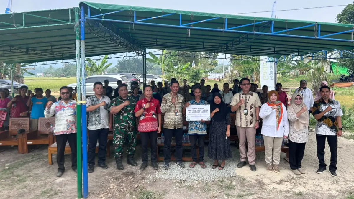 Foto bersama PNM dan masyarakat, stakeholder dan peserta kegiatan Sanitasi Madani, di Desa Wisata Nyarumkop Singkawang