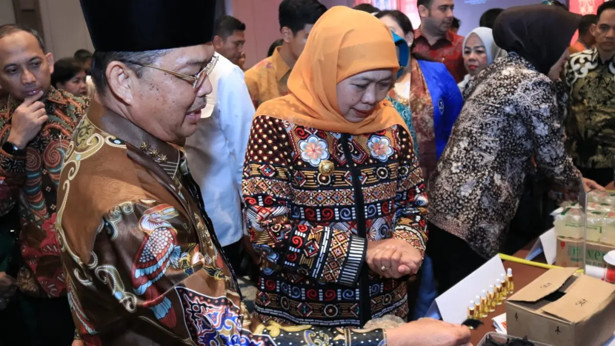 Gubernur Kalbar Ria Norsan bersama Gubernur Jatim Khofifah Indar Parawansa saat kegiatan Misi Dagang dan Investasi Jawa Timur-Kalimantan Barat di Pontianak, Selasa (11/8) siang. (ISTIMEWA)