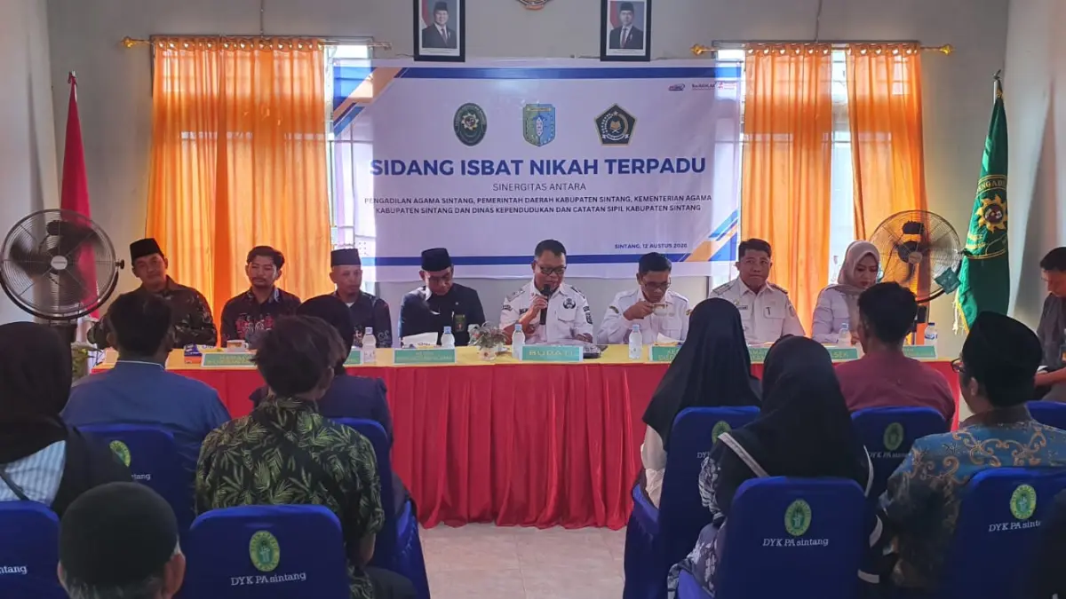 Helmi Staf Ahli Bupati Sintang Bidang Perekonomian, Pembangunan dan Keuangan saat menghadiri Pelaksanaan Sidang Terpadu Itsbat Nikah di Kelurahan Kapuas Kanan Hilir, Kecamatan Sintang.(ISTIMEWA) 