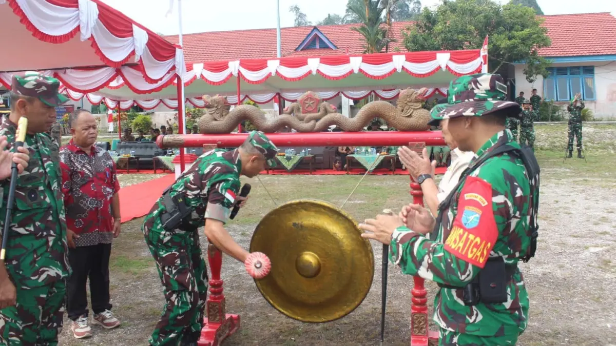 Irdam Xll/Tpr, Brigjen TNI Agus Firman Yusmono saat menutup kegiatan TMMD di Kecamatan Embaloh Hulu, Kamis (13/8). (ISTIMEWA)