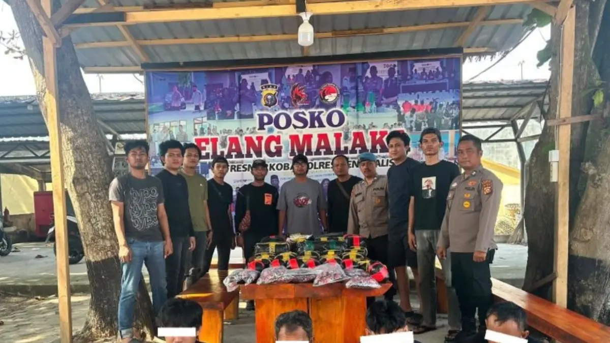 Jajaran Satresnarkoba Polres Bengkalis dan Polsek Bantan beserta barang bukti dan tersangka 28 kg sabu, ratusan ribu pil ekstasi dan cartridge etomidate. (ANTARA/HO-Polres Bengkalis)