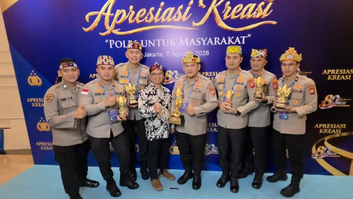 Kapolres Sambas AKBP Sanny Handityo mendampingi Kapolda Kalbar saat menerima penghargaan dalam ajang Awarding Polri Tahun 2026 di Jakarta.