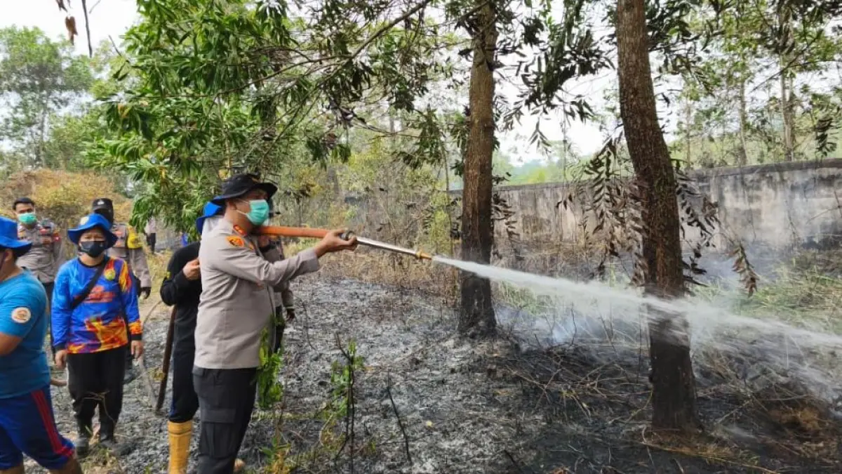 Kapolres Singkawang AKBP Dody Yudianto Arruan, S.I.K., terjun langsung ke lokasi kebakaran lahan di Jalan Bong Khun, RT.002/RW.001, Kelurahan Naram, Kecamatan Singkawang Utara, Kota Singkawang, Rabu (12/8/2026). (Humas Polri)