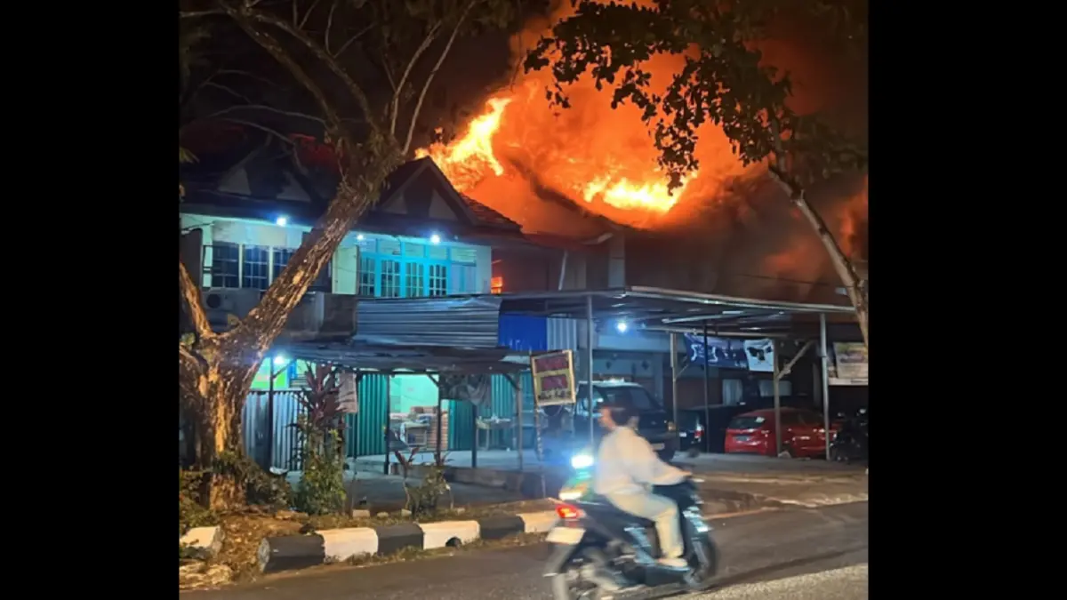 Kebakaran di Jalan Dr Wahidin Pontianak, Kamis (13/8) malam. Peristiwa tersebut menghanguskan delapan ruko. (IST)