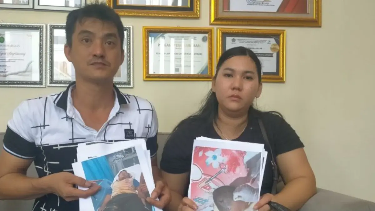Keluarga korban menunjukkan foto luka yang dialami korban (ANTARA/Narwati)