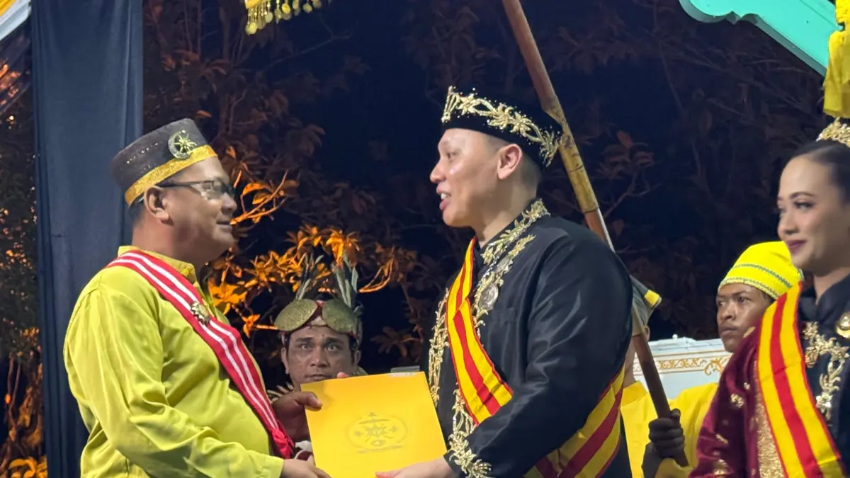 Ketua Perkumpulan Jurnalis Galaherang (Pejuang) Mempawah, Dian Sastra, dianugerahi gelar kekerabatan Datok Petinggi Warta oleh Raja Mempawah XIV, Pangeran Ratu Wirabuana Mohammad Hafizh Adinugraha.///
