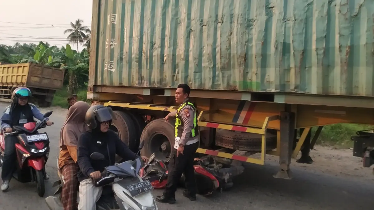 Laka Lantas sepeda motor masuk ke kolong tronton di jalan raya Nusapati.