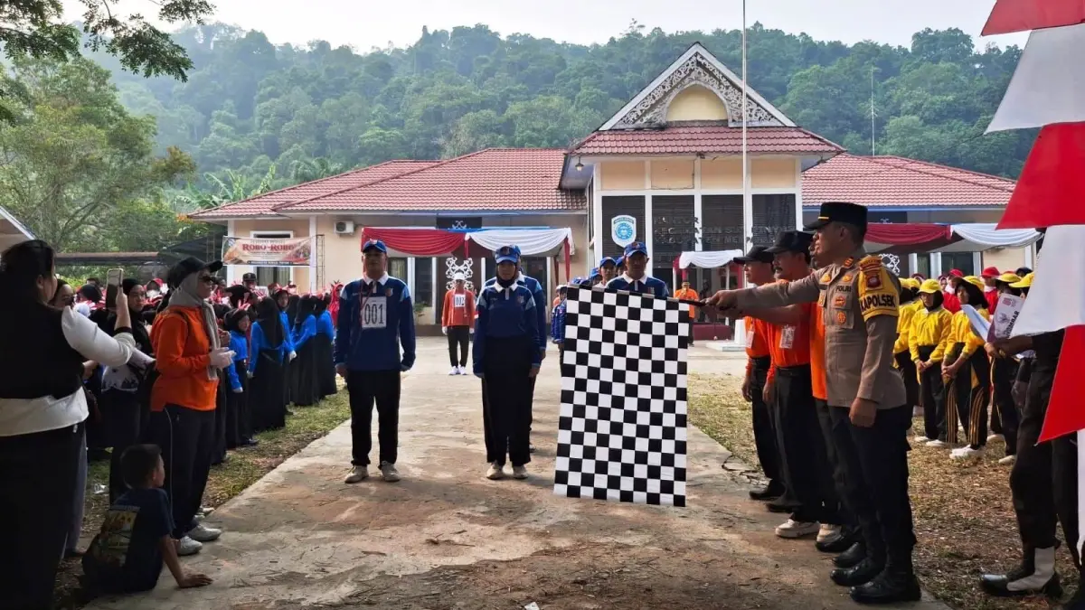 Lomba Gerak Jalan HUT RI ke-81 di Sungai Pinyuh Diikuti 92 Tim, Ini Pesan Camat untuk Pelajar.