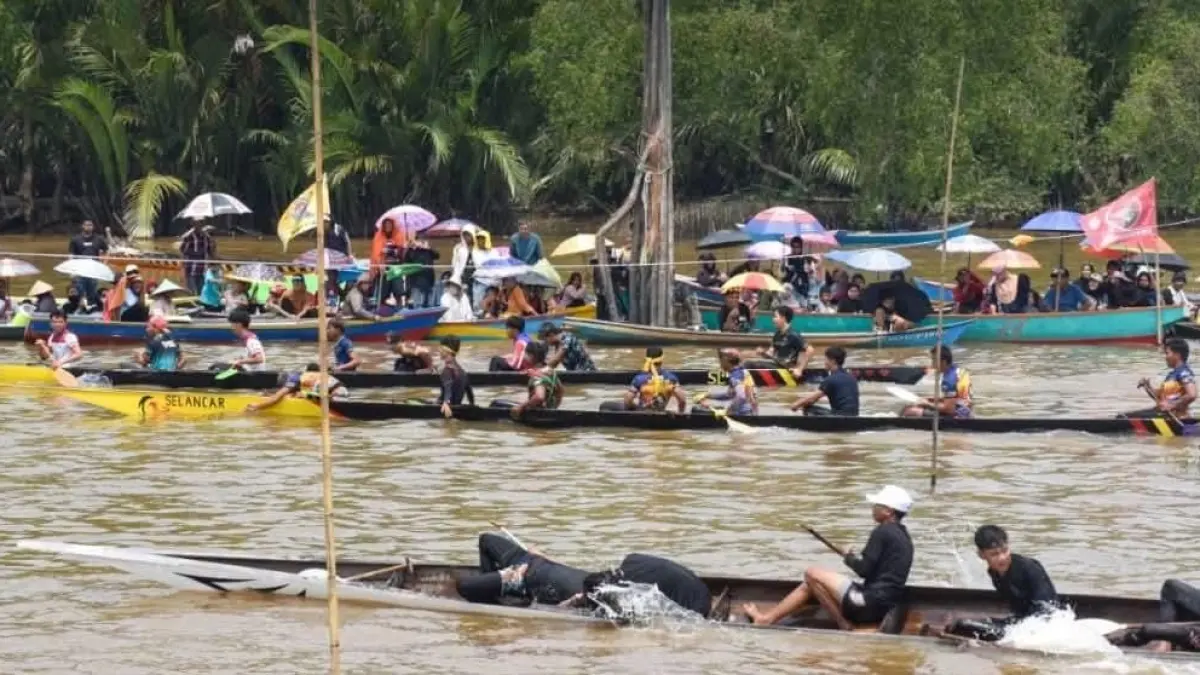 Lomba sampan bidar menjadi daya tarik tersendiri dalam perayaan Robo-Robo di Sungai Kakap. Bupati Sujiwo menilai tradisi ini harus terus dilestarikan sebagai warisan budaya leluhur.