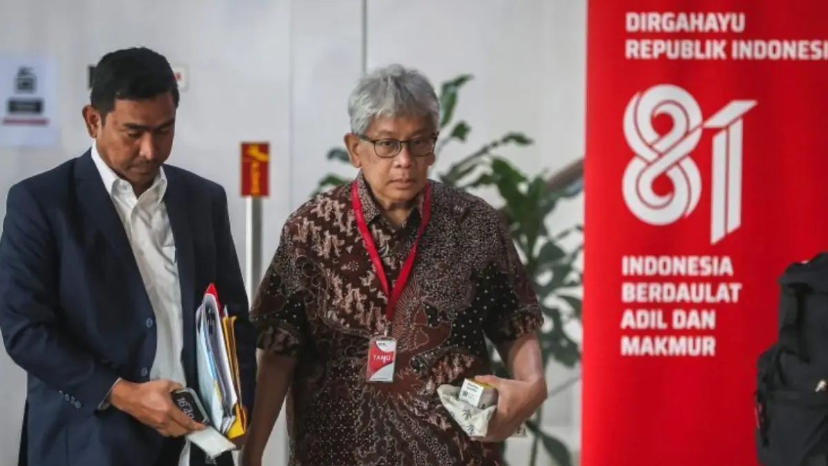 Mantan Direktur Utama Bank Pembangunan Daerah Jawa Barat dan Banten (BJB) Yuddy Renaldi (kanan) berjalan usai menjalani pemeriksaan di Gedung Merah Putih KPK, Jakarta, Kamis (13/8). (ANTARA FOTO/Reno Esnir/sth/agr)