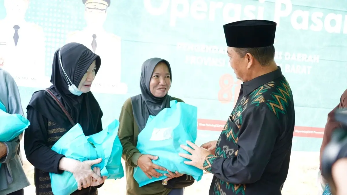 Gubernur Ria Norsan berbincang dengan masyarakat yang mendapatkan bantuan dari pemerintah saat kegiatan Gelar Kapasitas Daerah dalam rangka HUT ke-81 Kemerdekaan Republik Indonesia di Galeri dan Depot Arsip Dinas Perpustakaan dan Kearsipan Provinsi Kalbar. (Adpim Pemprov Kalbar)