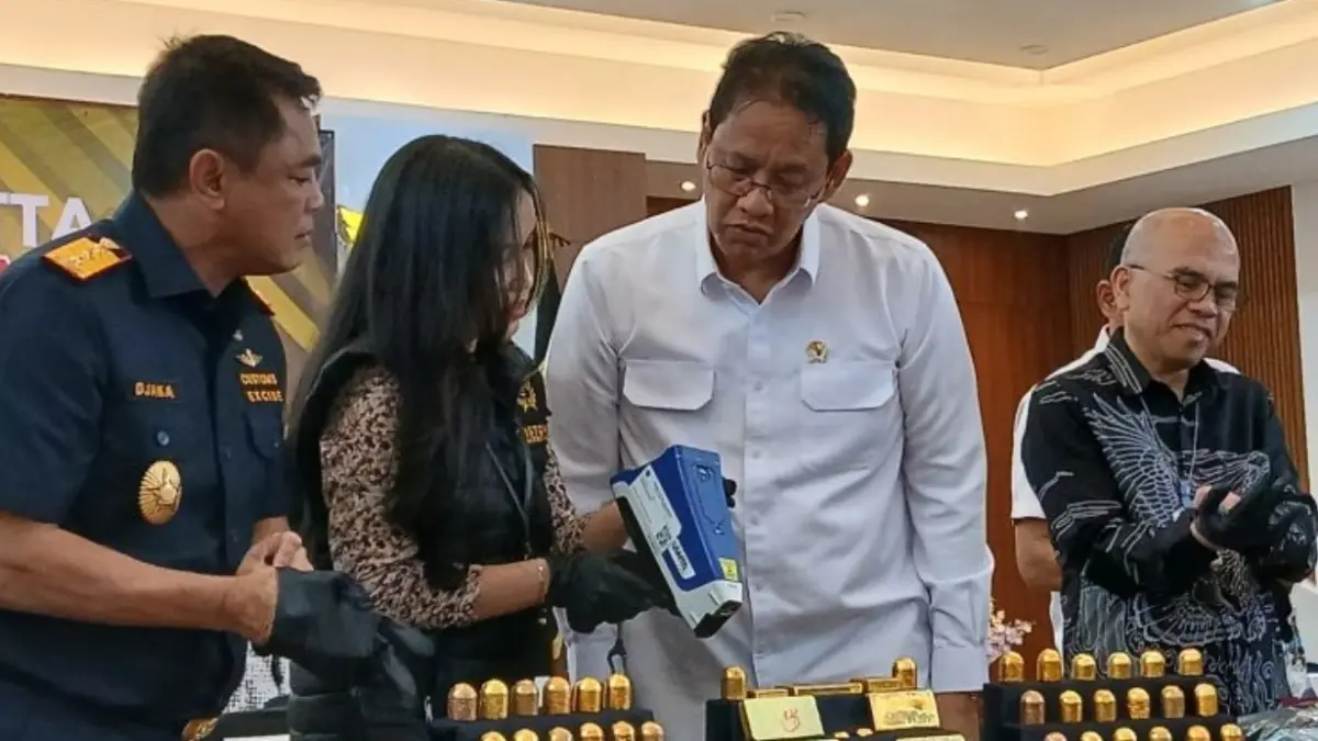 Menteri Keuangan (Menkeu) Purbaya Yudhi Sadewa (kedua kanan) mengecek kadar emas ilegal yang diselundupkan oleh 7 WNA China seberat 23,793 kilogram ekspor emas dengan nilai Rp63 miliar di Bandara Soetta, Tangerang, Banten pada Kamis. (ANTARA/Azmi Samsul M)