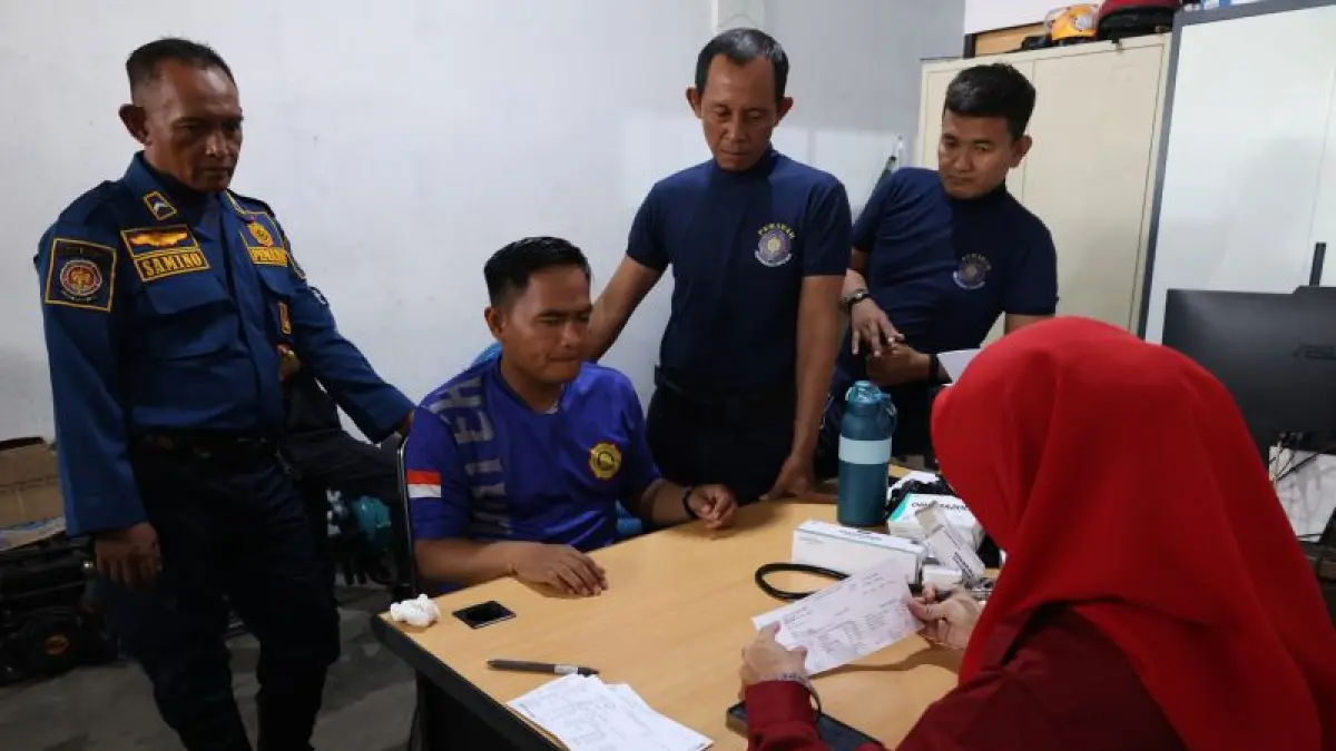 Personel Damkar BPBD Kabupaten Kubu Raya menjalani skrining sekaligus konsultasi kesehatan dengan tenaga kesehatan Puskesmas Sungai Durian di Kantor BPBD Kubu Raya, Kalbar, Jumat (14/8/2026). (ANTARA/Jessica)