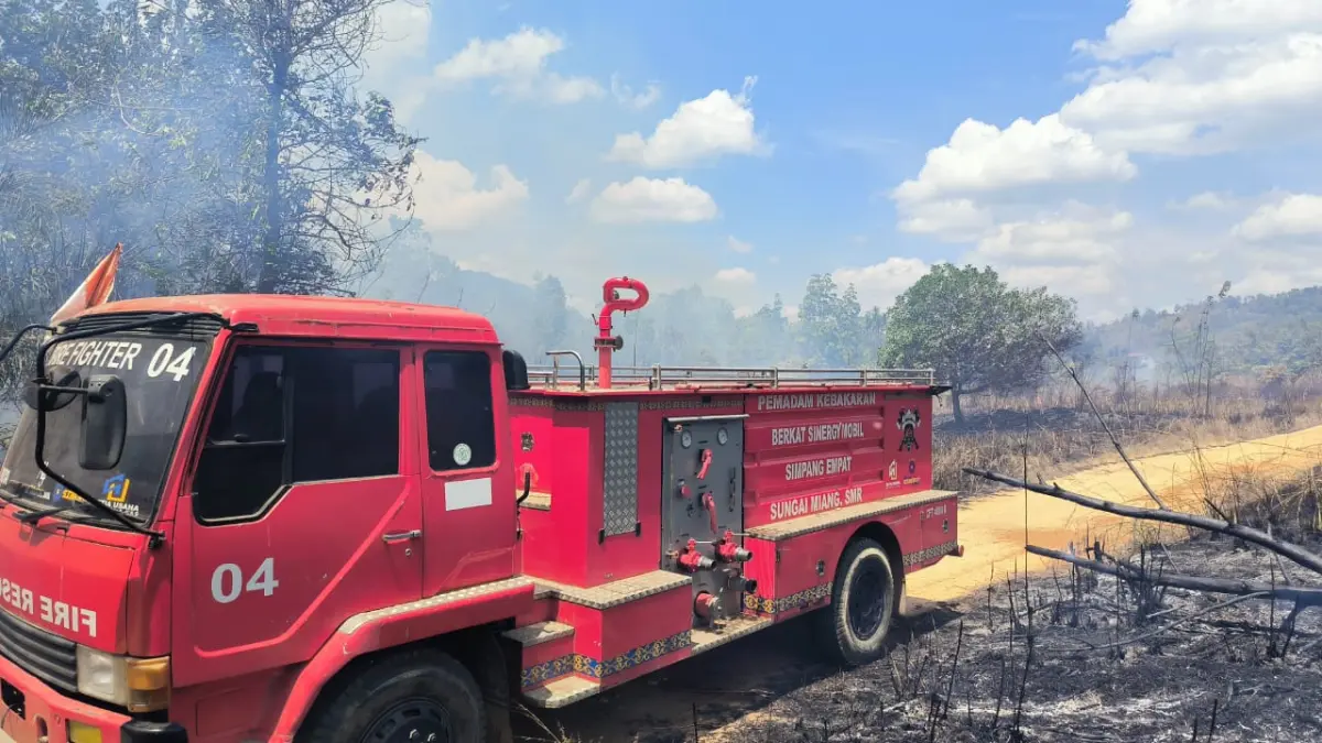 Petugas gabungan melakukan groundcheck titik hotspot di wilayah Kecamatan Sungai Melayu, Kabupaten Ketapang, setelah terdeteksi melalui aplikasi Lancang Kuning, Kamis (13/8/2026).