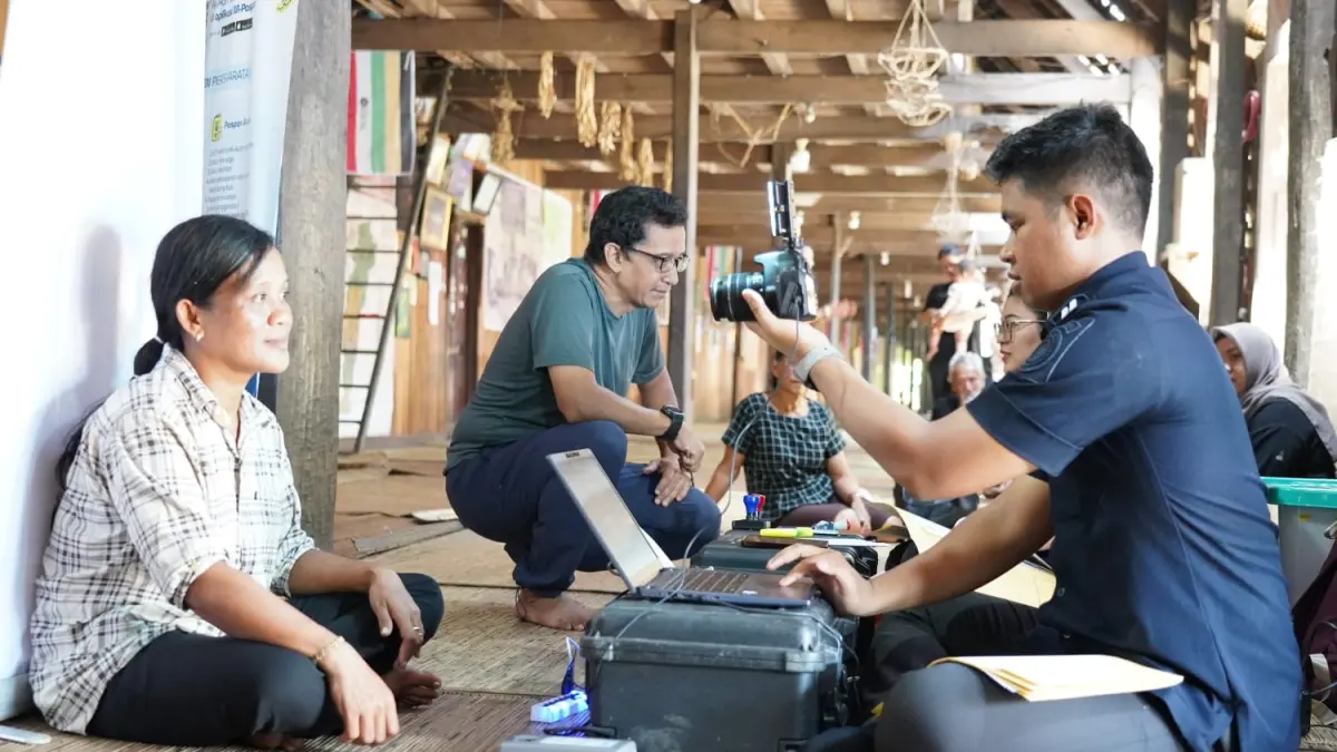 Petugas Imigrasi Putussibau saat memberikan pelayanan kepada masyarakat dirumah betang Sungai Utik dalam program Pasporia.(ISTIMEWA)

