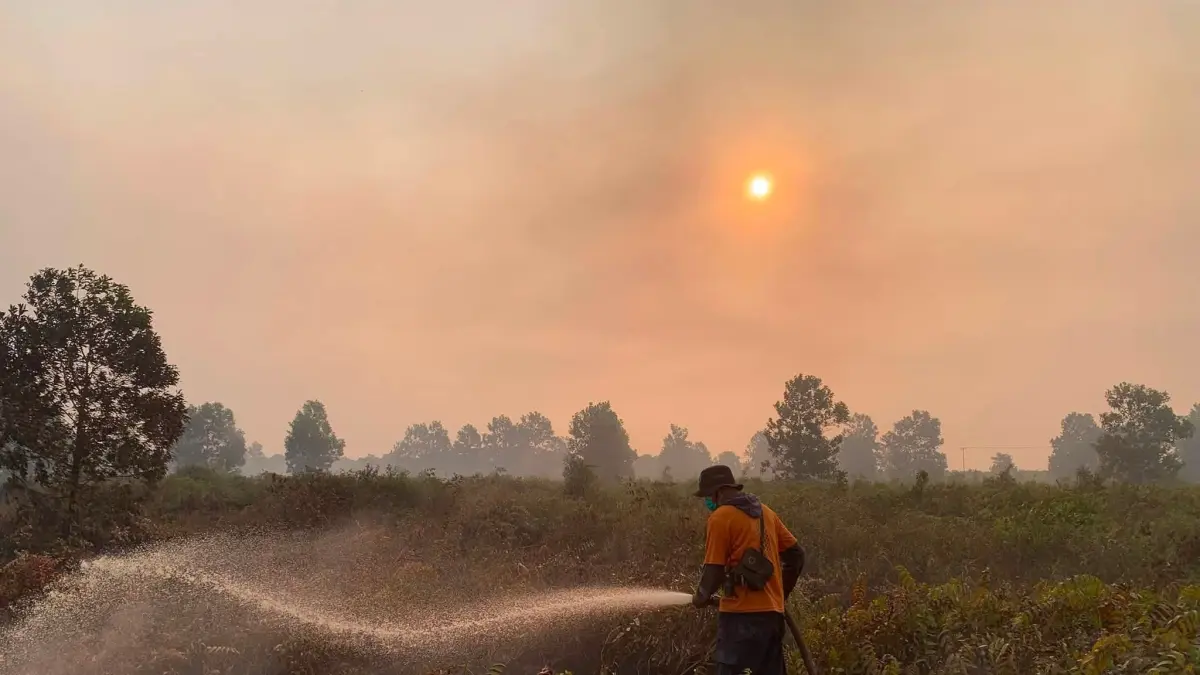 Petugas terus melakukan pemadaman api di Desa Sungai Pelang, Kecamatan Matan Hilir Selatan, Kamis (13/8). (ISTIMEWA)